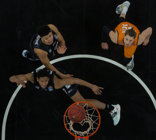 通过一系列 通过一系列